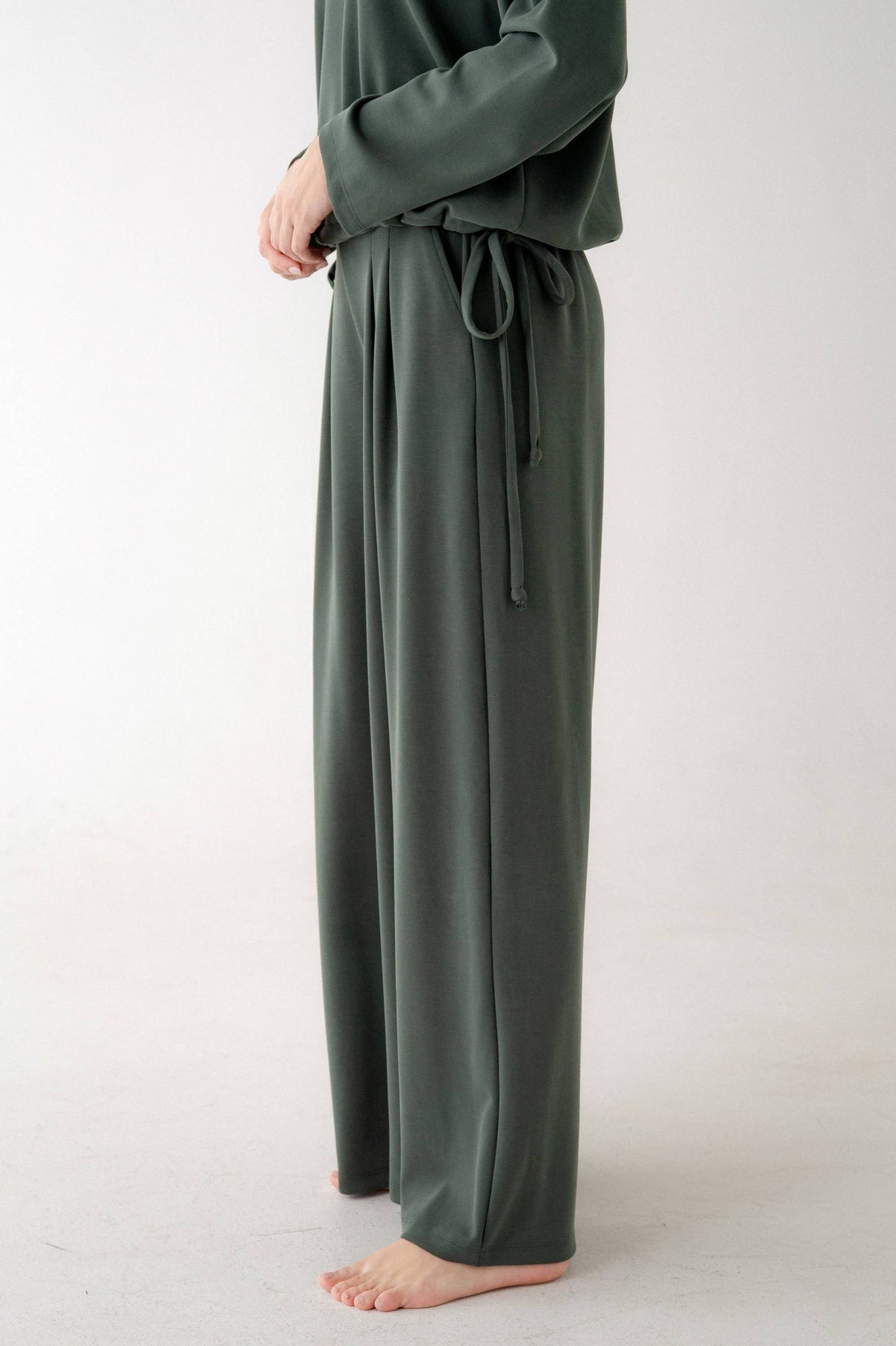 PLEATED WIDE LEG SWEATPANTS
