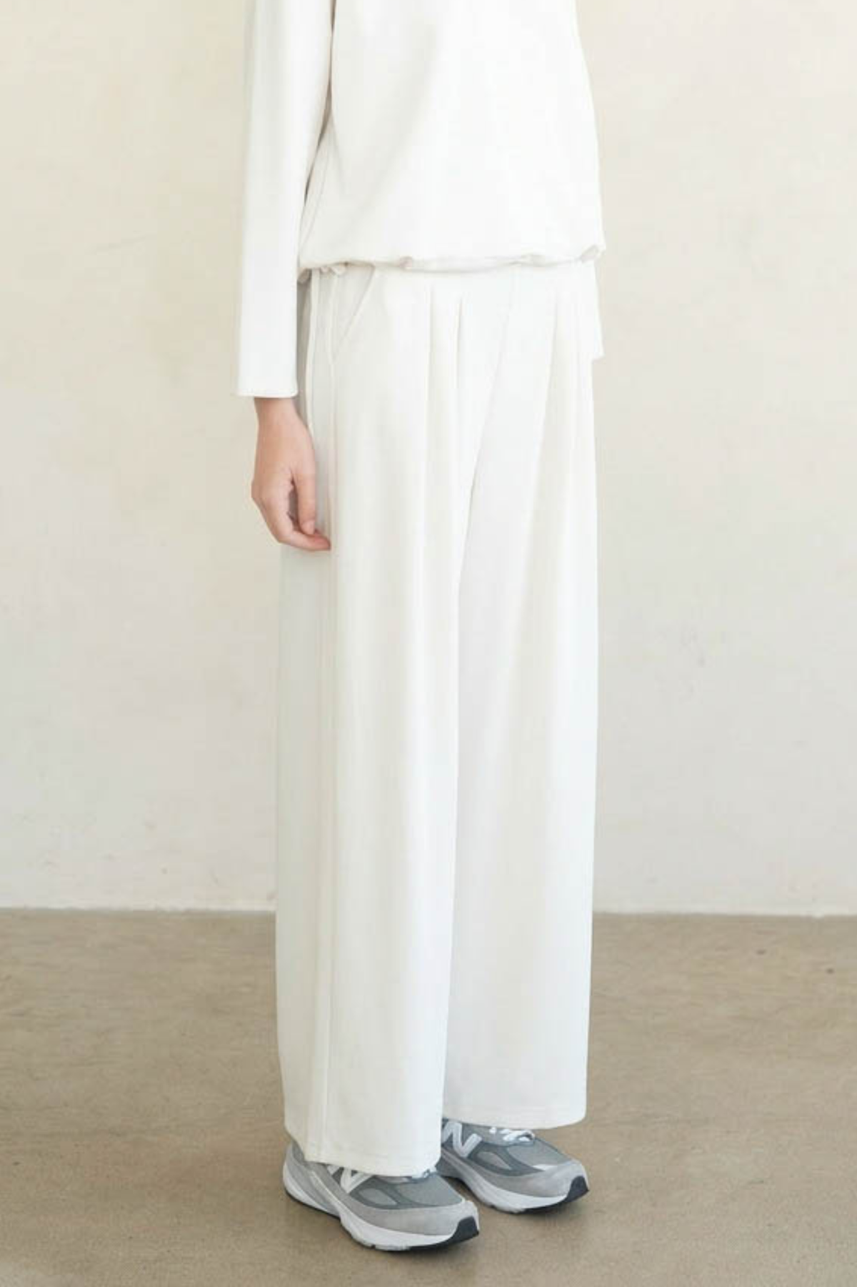 PLEATED WIDE LEG SWEATPANTS