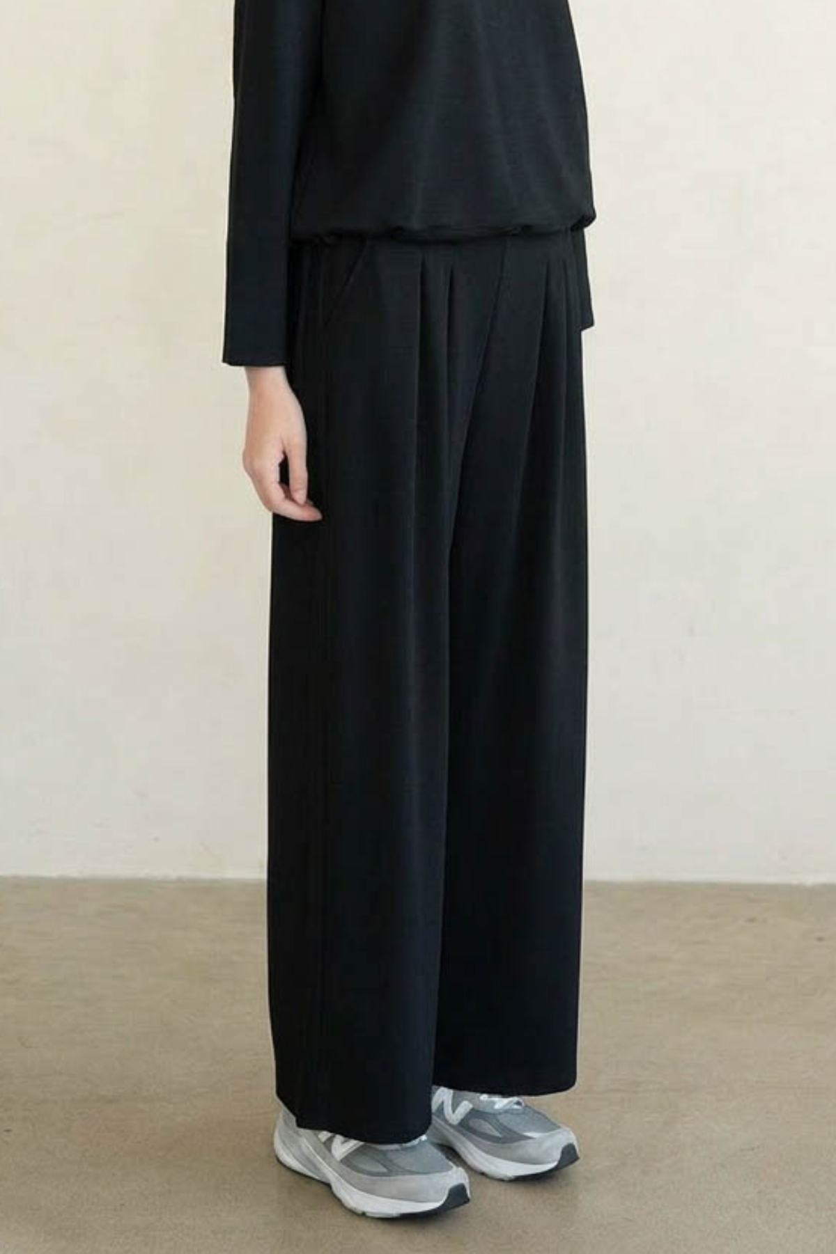 PLEATED WIDE LEG SWEATPANTS